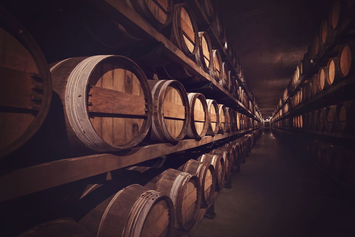 Una cantina con una fila di botti