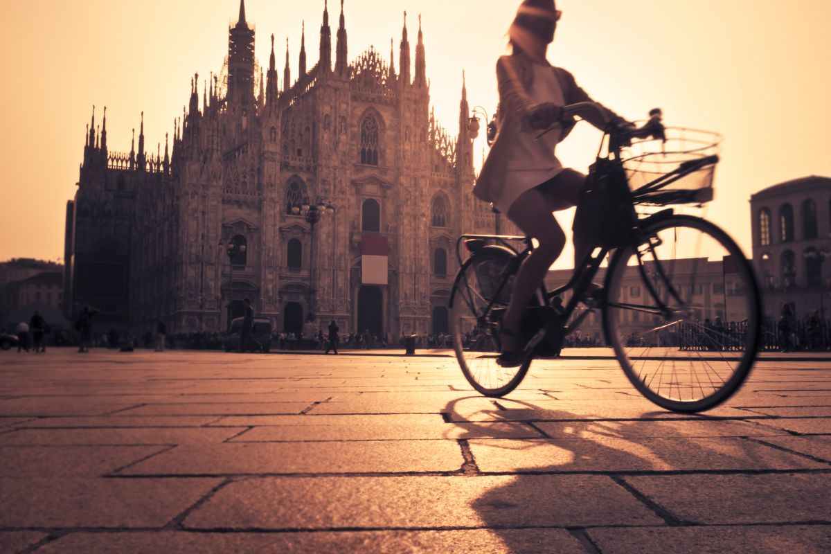 Una donna in bici a Milano