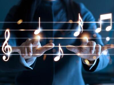 Mani che toccano note musicali