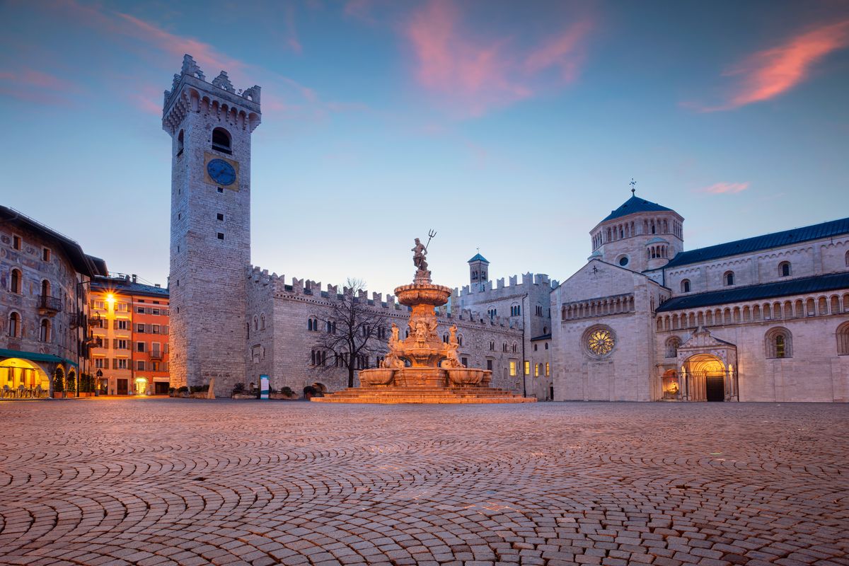 Piazza Duomo con la fontana del Nettuno a Trento