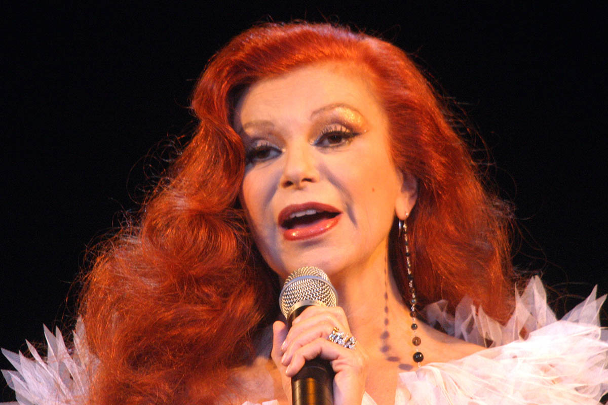 Un primo piano di Milva