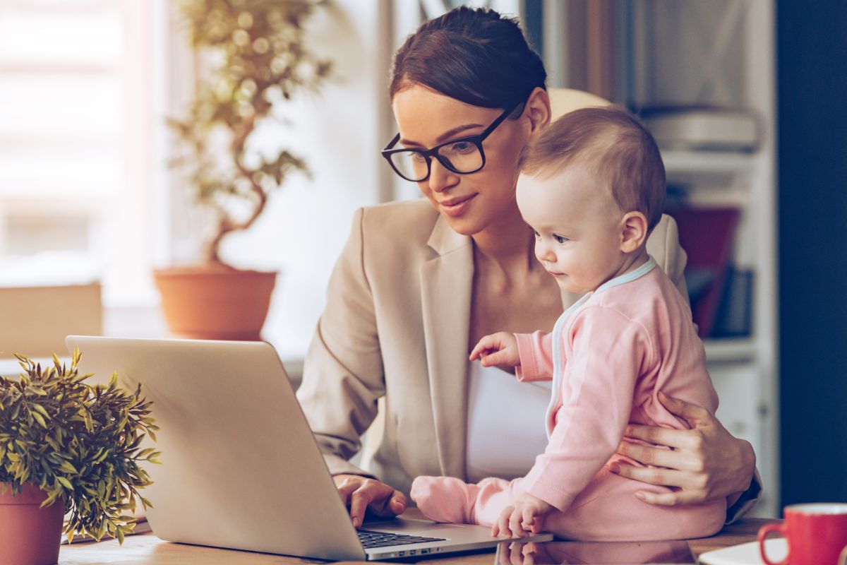 mamma bambina lavoro pc smartworking