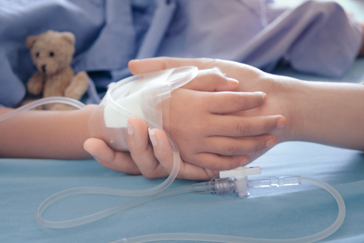 Una madre tiene la mano del suo bambino in ospedale