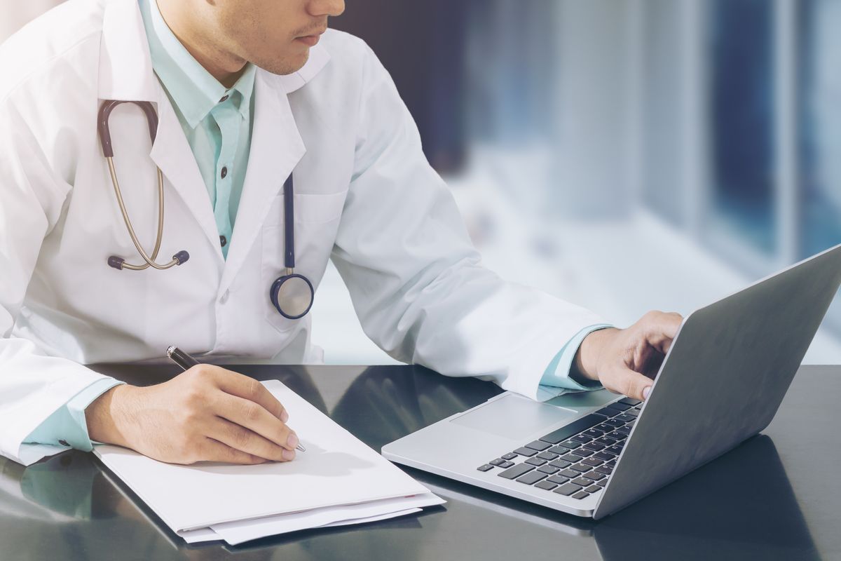 Un medico al computer