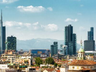 Vista panoramica di Milano in estate dall'alto