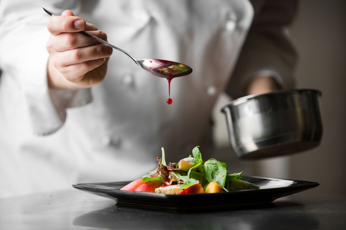 Chef che impiatta