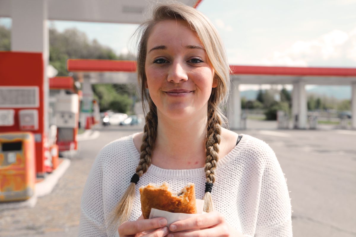 ragazza panino autogrill