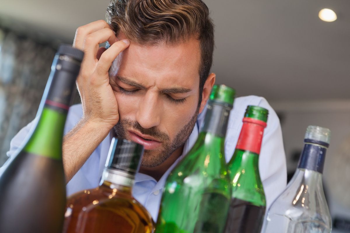Un uomo in pieno hangover