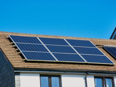 Una centrale fotovoltaica sul tetto di una casa