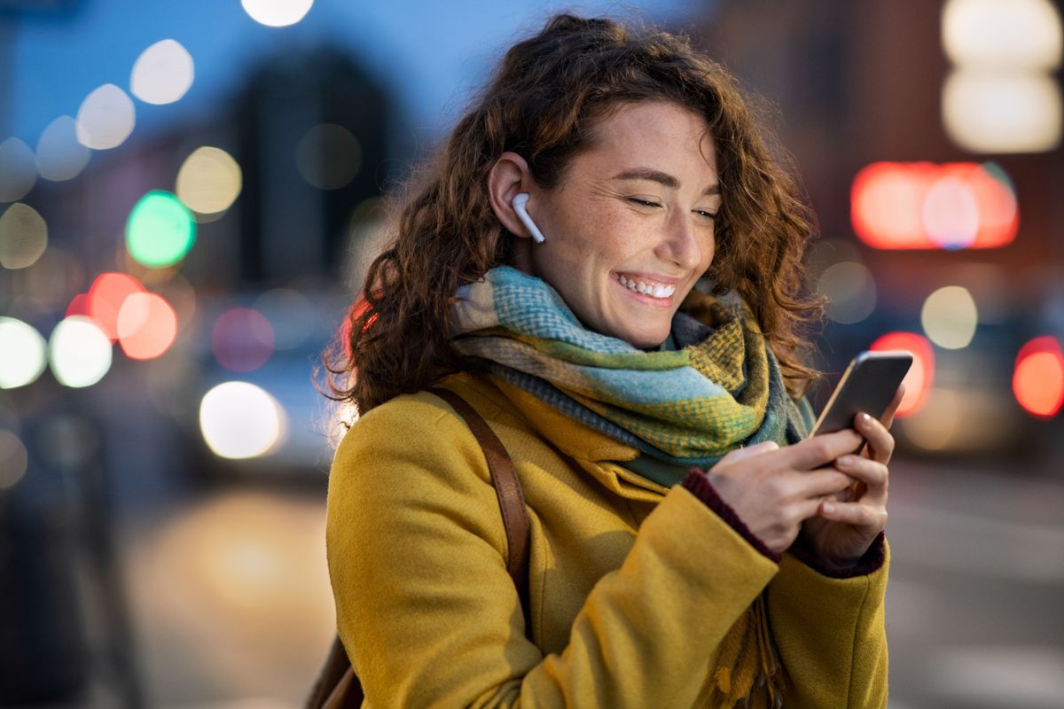Ragazza sorridente usa lo smartphone