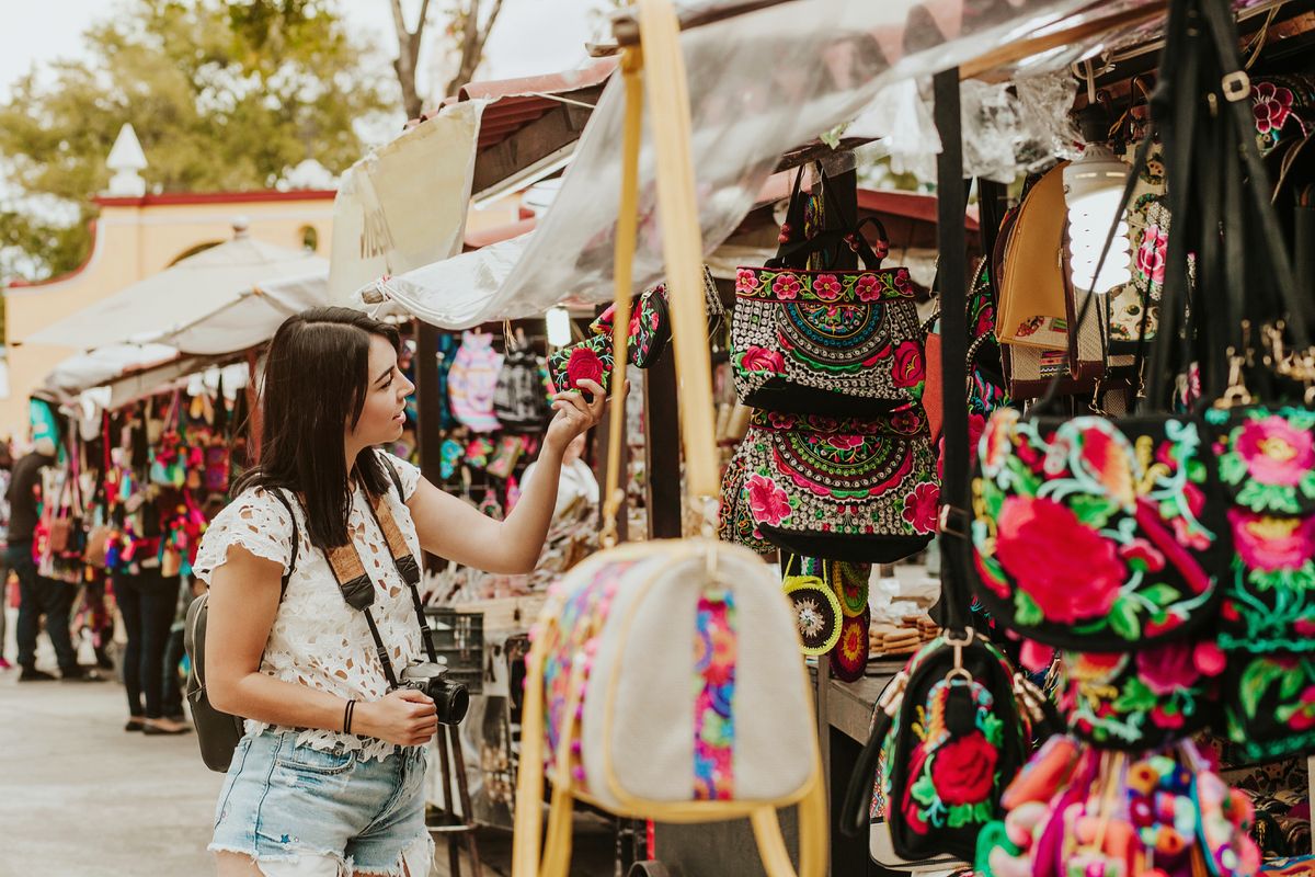 Turista nel mercato messicano