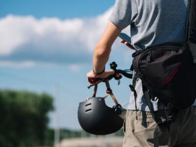 Un uomo si mette alla guida di una e-bike