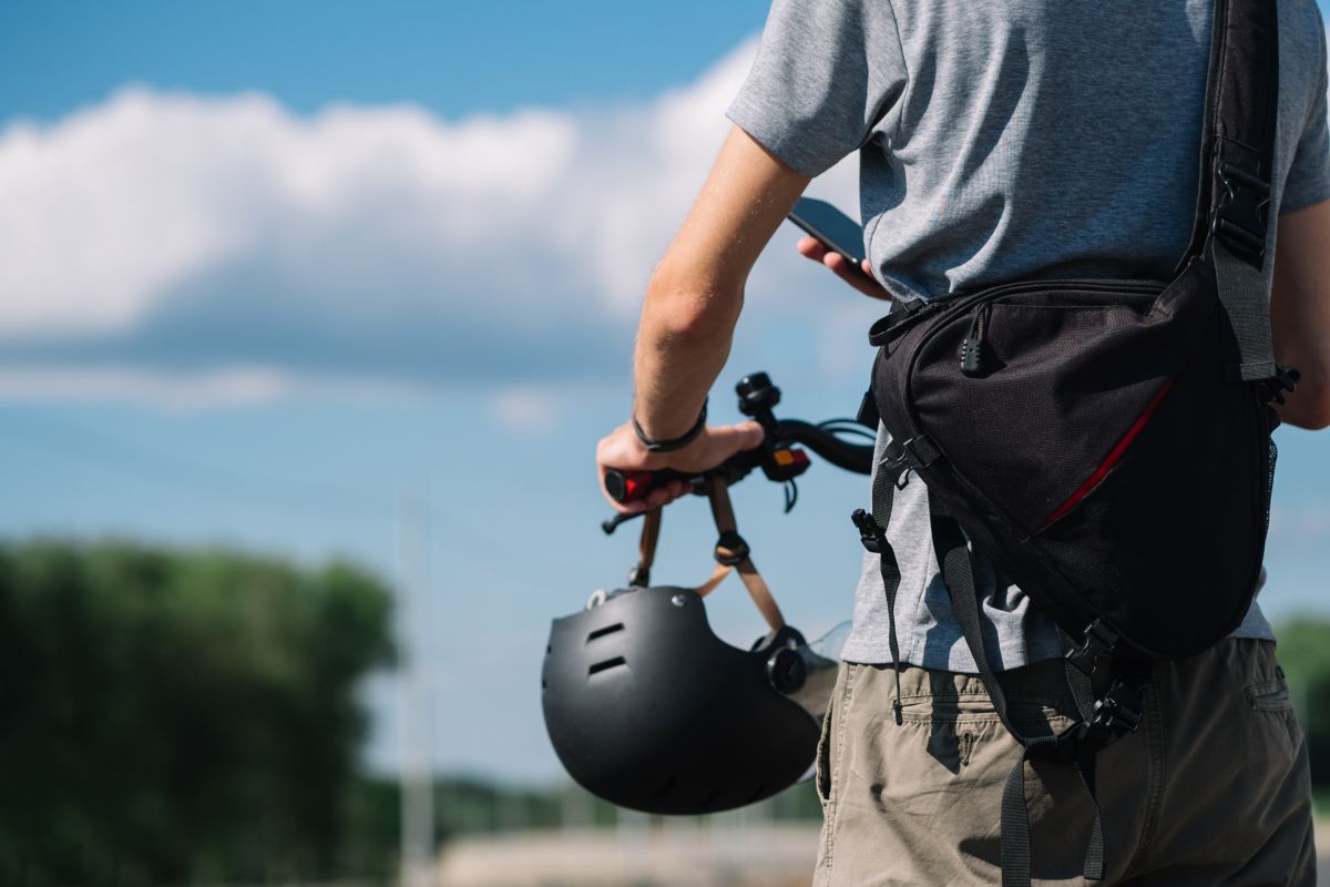 Un uomo si mette alla guida di una e-bike