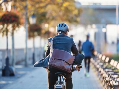Un uomo d'affari in bicicletta elettrica