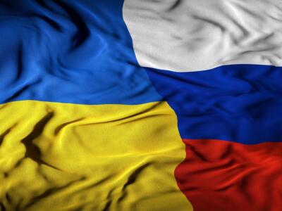 Le bandiere di Ucraina e Russia
