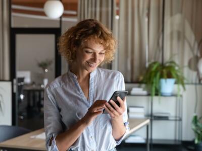 Una donna si diverte a vedere un video su Facebook