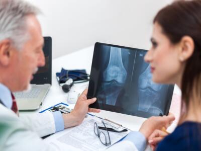 Un medico mostra una radiografia alla sua paziente