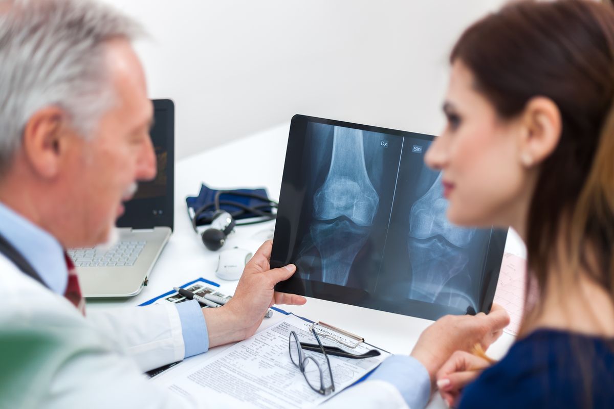 Un medico mostra una radiografia alla sua paziente
