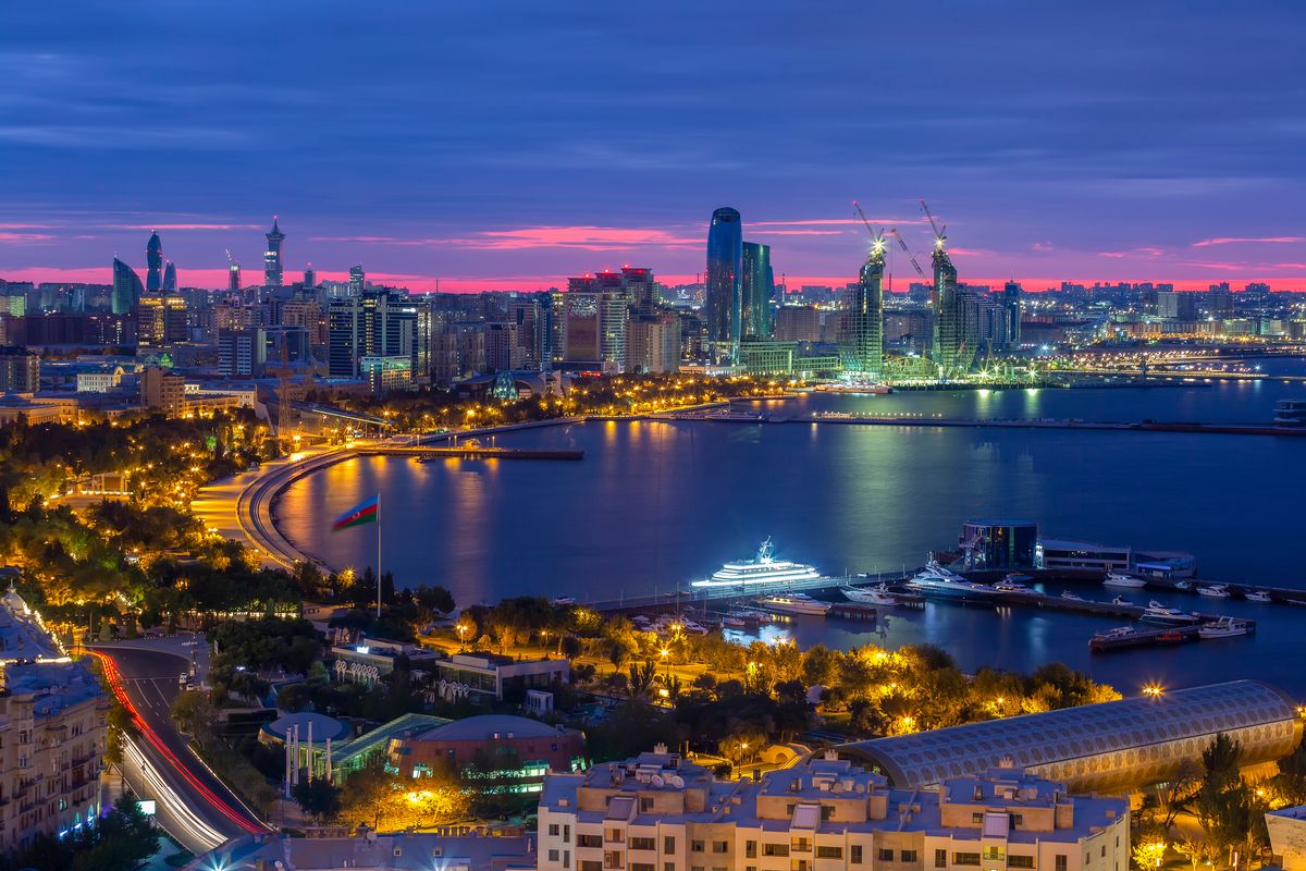 panoramica città sera luci case palazzi Baku Azerbajan