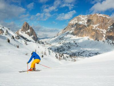 Uno sciatore a Cortina d'Ampezzo