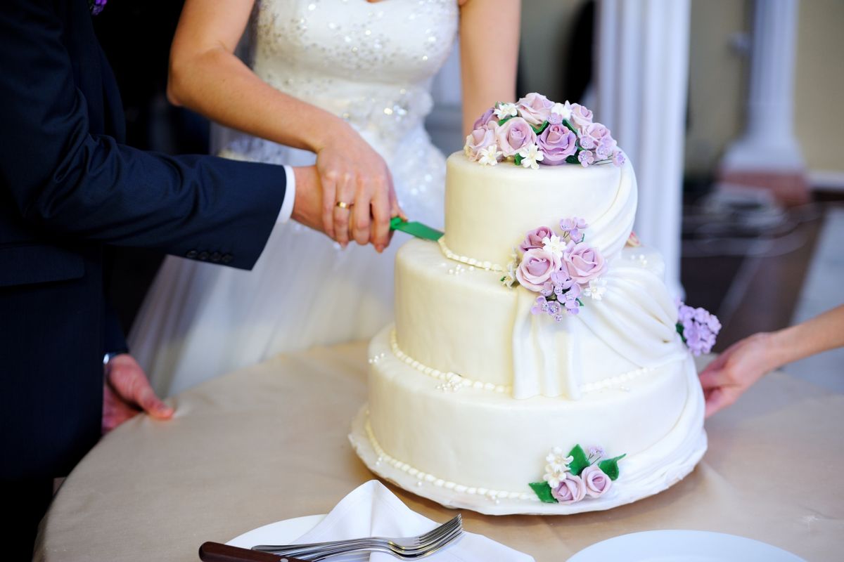 sposi taglio torta nuziale