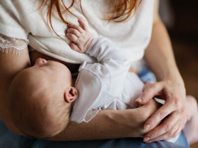 mamma che allatta al seno