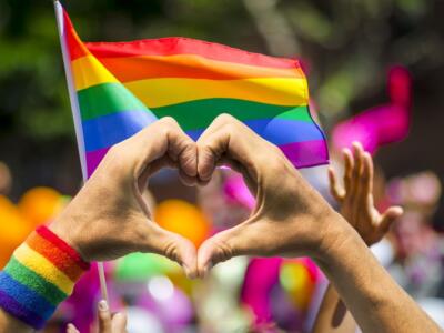 La bandiera arcobaleno a una manifestazione LGBTQIA+