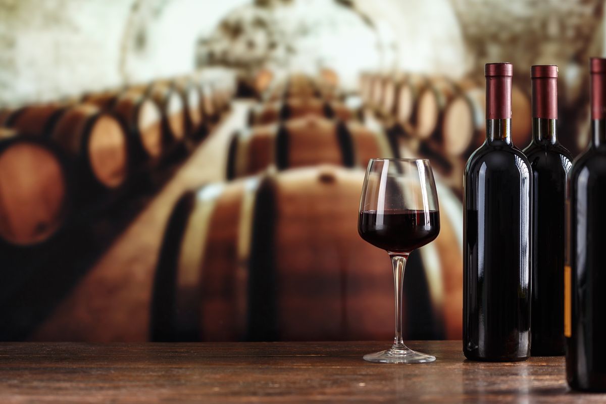 vino rosso cantina bottiglia
