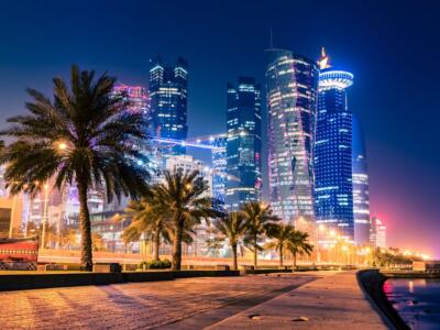 vista notturna citta Doha Qatar