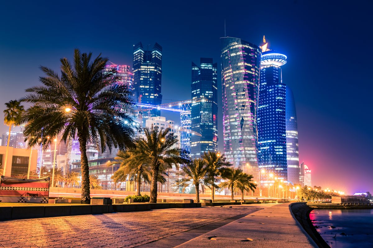 vista notturna citta Doha Qatar