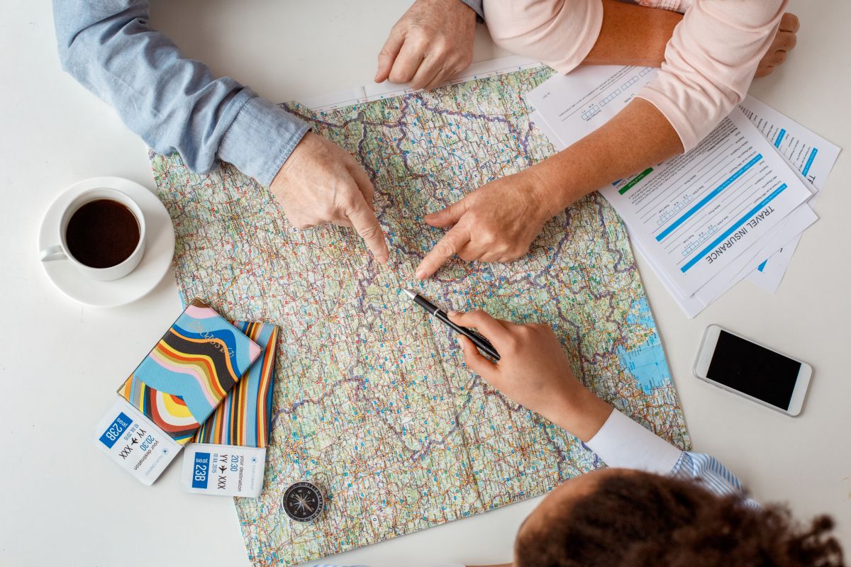 Una coppia programma un viaggio con un tour operator