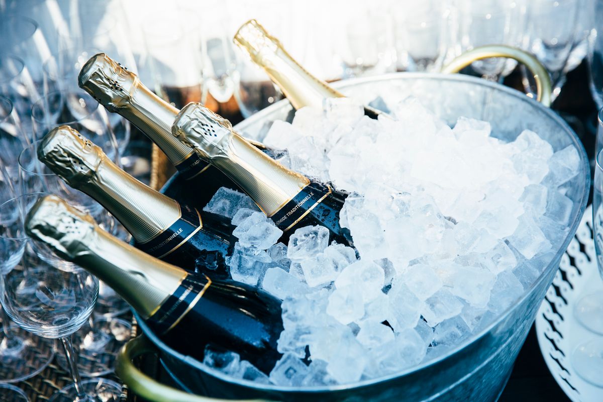 Cinque bottiglie di Prosecco Superiore Valdobbiadene dentro il ghiaccio