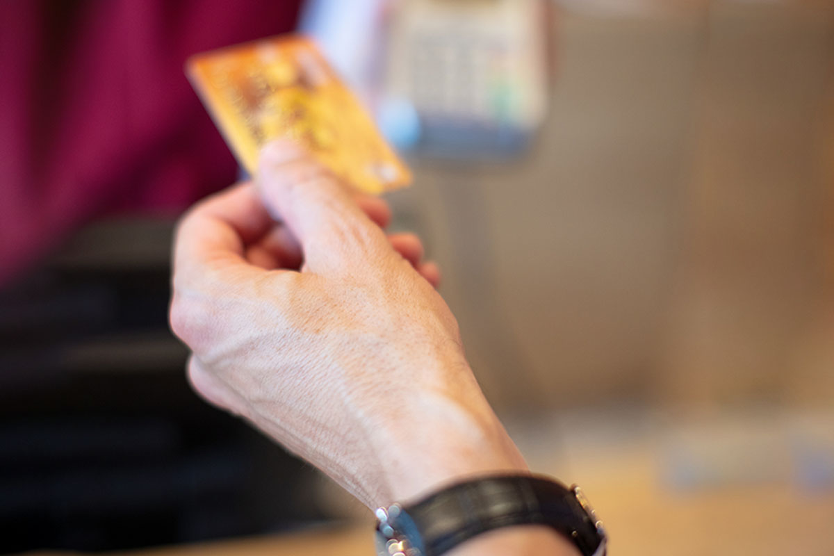 Un uomo paga con carta