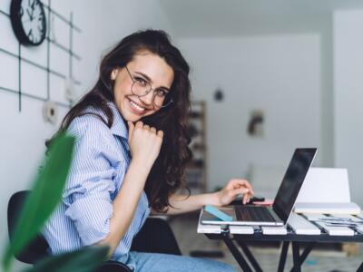 ragazza giovane computer