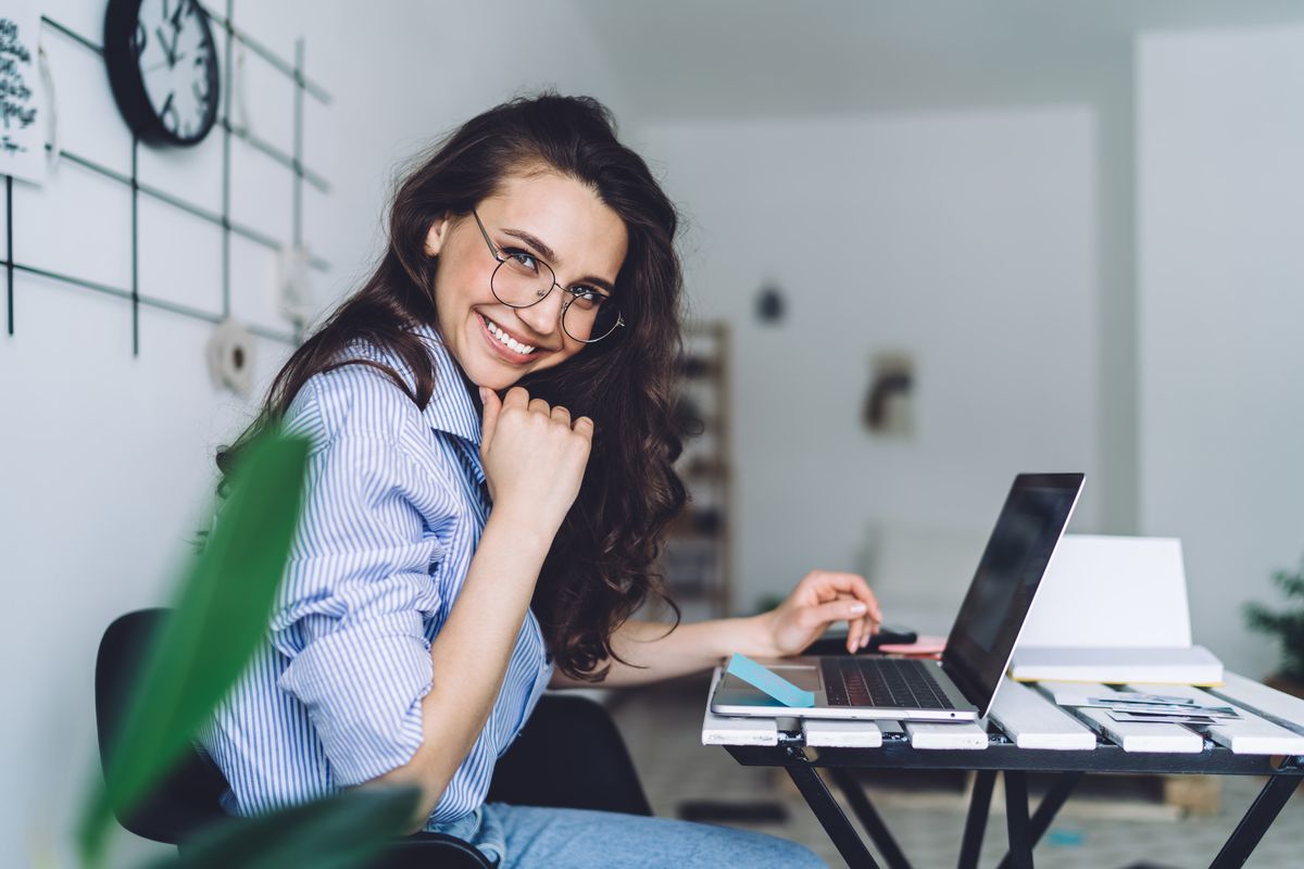 ragazza giovane computer