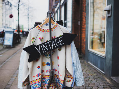 Diversi abiti vintage in una boutique di abbigliamento