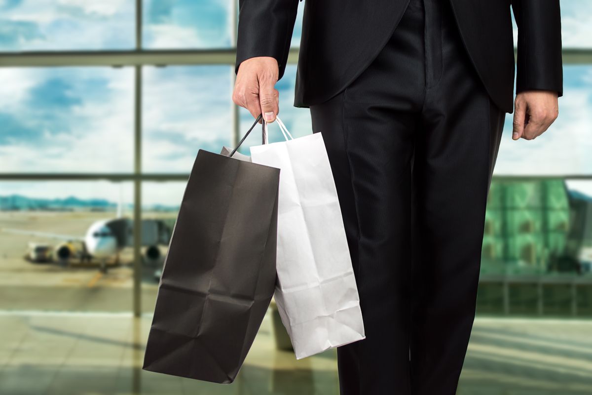 Un passeggero fa shopping in aeroporto