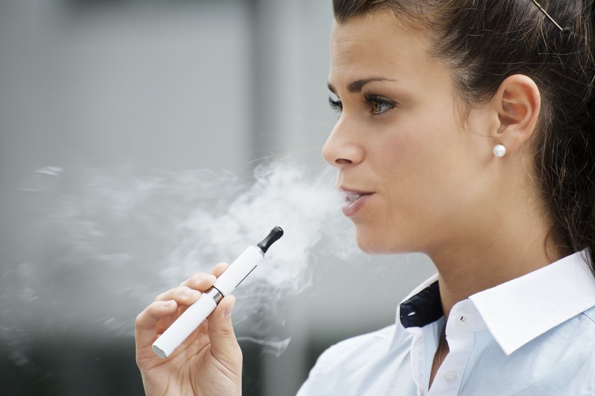 ragazza fumo sigaretta elettronica