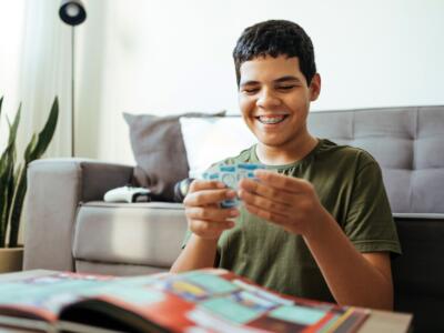 Un ragazzo colleziona figurine Panini