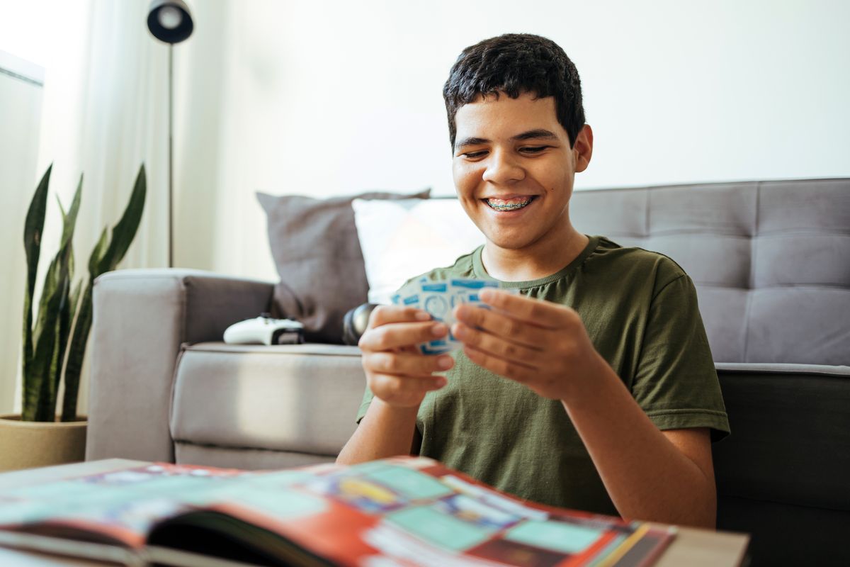 Un ragazzo colleziona figurine Panini
