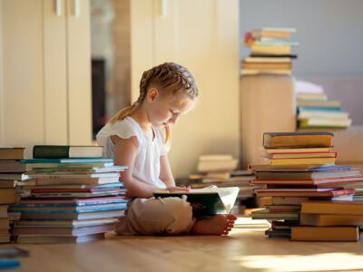 bambina libri lettura biblioteca