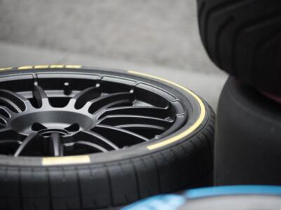 dettaglio ruote auto corsa pirelli
