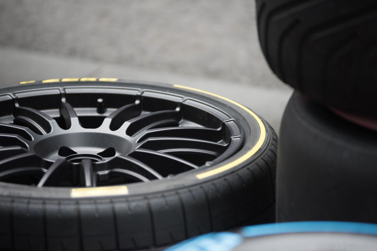 dettaglio ruote auto corsa pirelli
