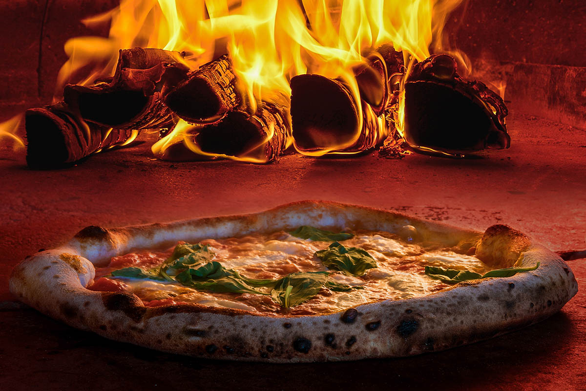 Una pizza cotta in forno a legna