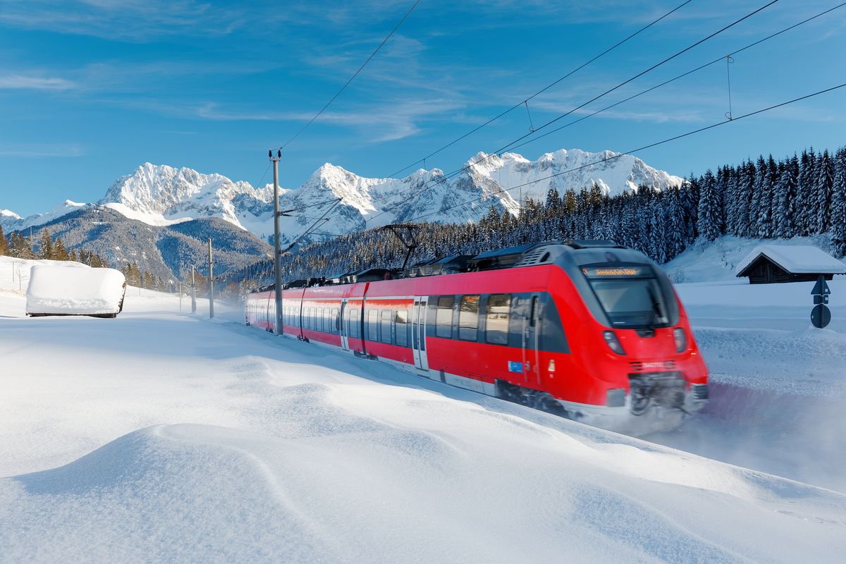 treno rosso neve montagna