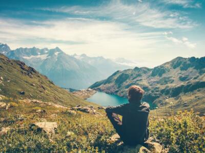 ragazzo vacanze rilassanti montagna