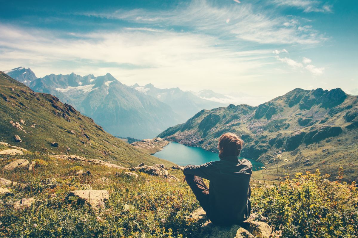 ragazzo vacanze rilassanti montagna