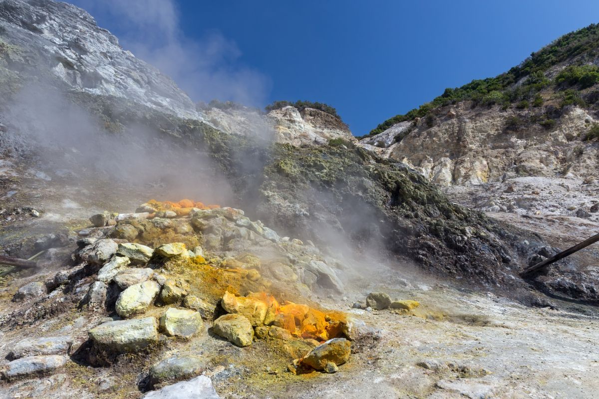 La solfatara di Pozzuoli ai Campi Flegrei
