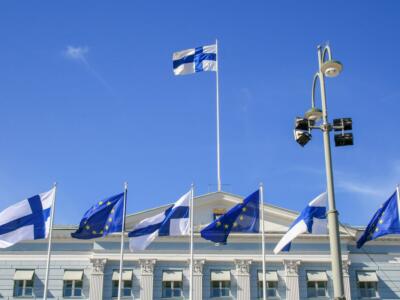 Bandiere della Finlandia e dell'Unione europea sventolano all'esterno del Palazzo presidenziale di Helsinki