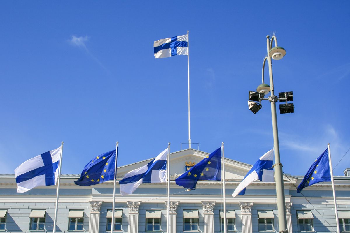 Bandiere della Finlandia e dell'Unione europea sventolano all'esterno del Palazzo presidenziale di Helsinki